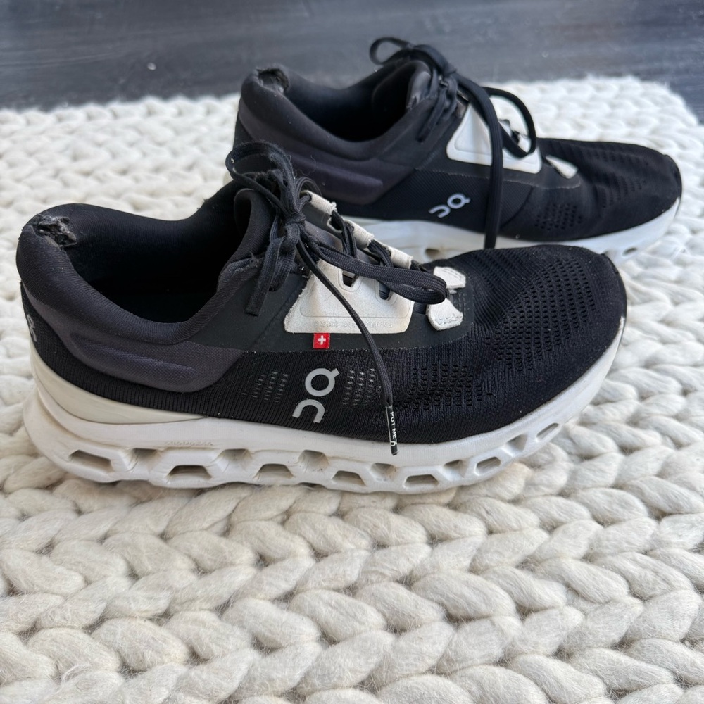 On Running Women's On Cloudstratus 3 × 1
7 / Black/Frost / B